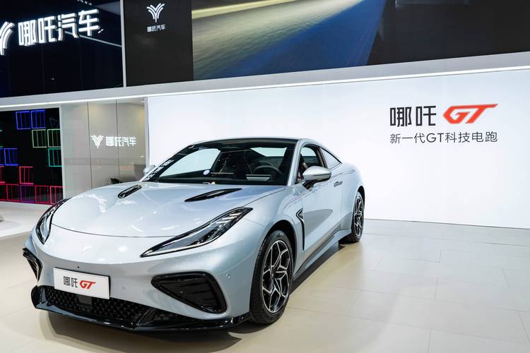 重庆154哪吒汽车在智能汽车领域的表现，领途汽车在新能源汽车市场中的影响力